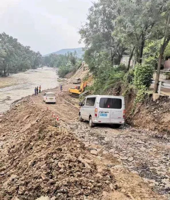目前仅限小型车辆通行;淄中路(淄川-沂源中庄)鲁子峪段初步抢修完毕