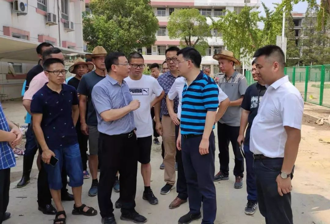 13日,郑建海来到永嘉县鹤盛镇中心小学,鹤盛镇中学,溪口中心幼儿园