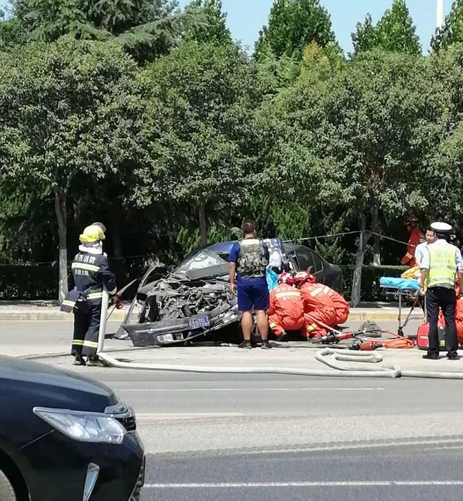 【渭南体育馆附近发生惨烈车祸,小车和半挂相撞,车头几乎被撞废.】