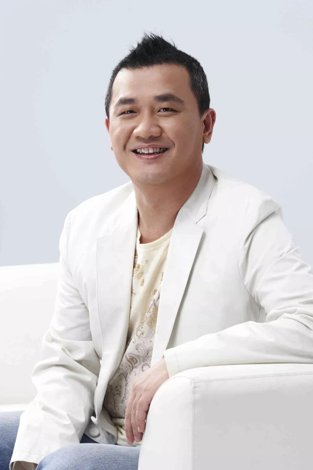 h.e长红18载,他功不可没_施人诚