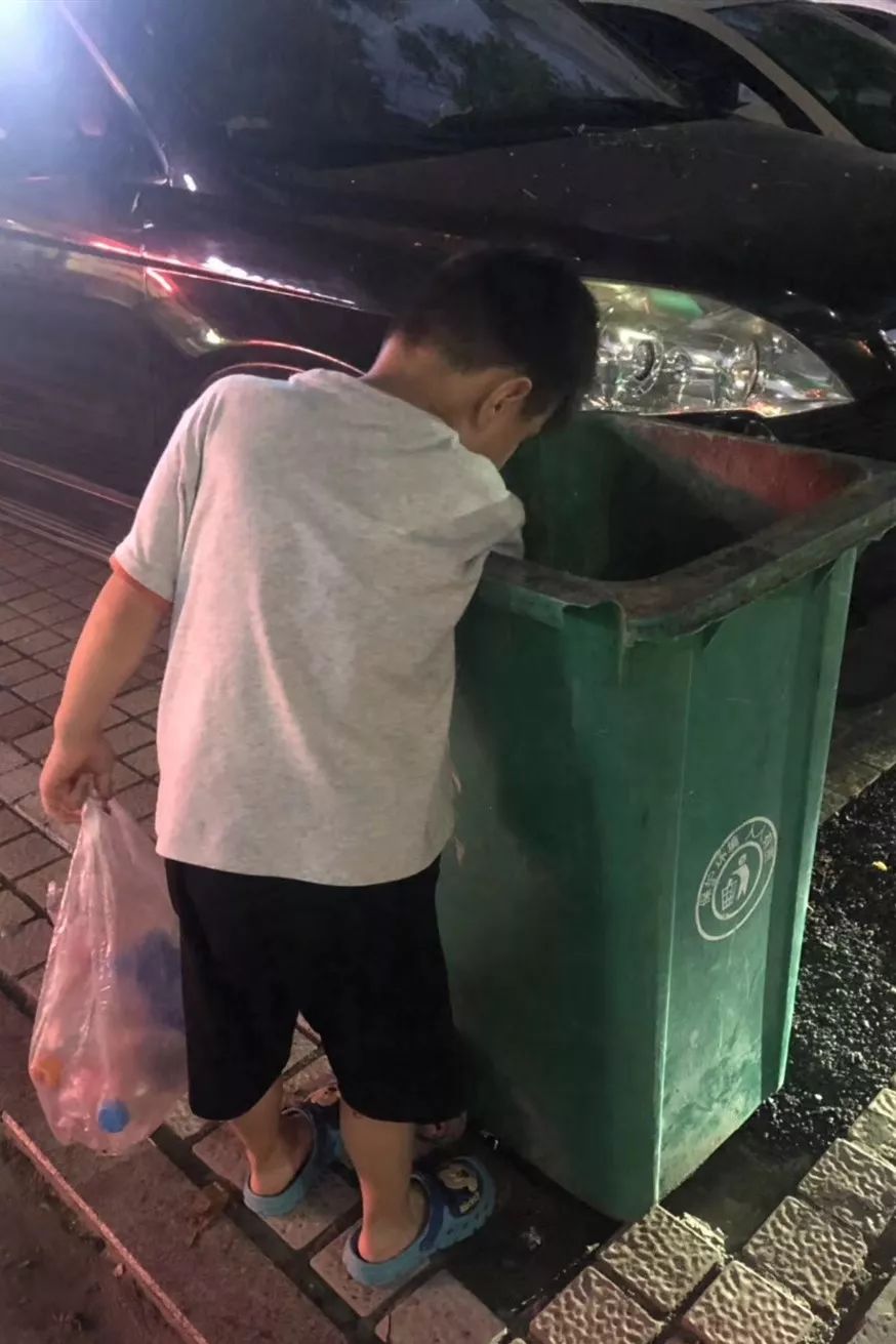 潩水路一五岁半男孩儿:谁在逼他天天从垃圾箱捡垃圾卖钱!