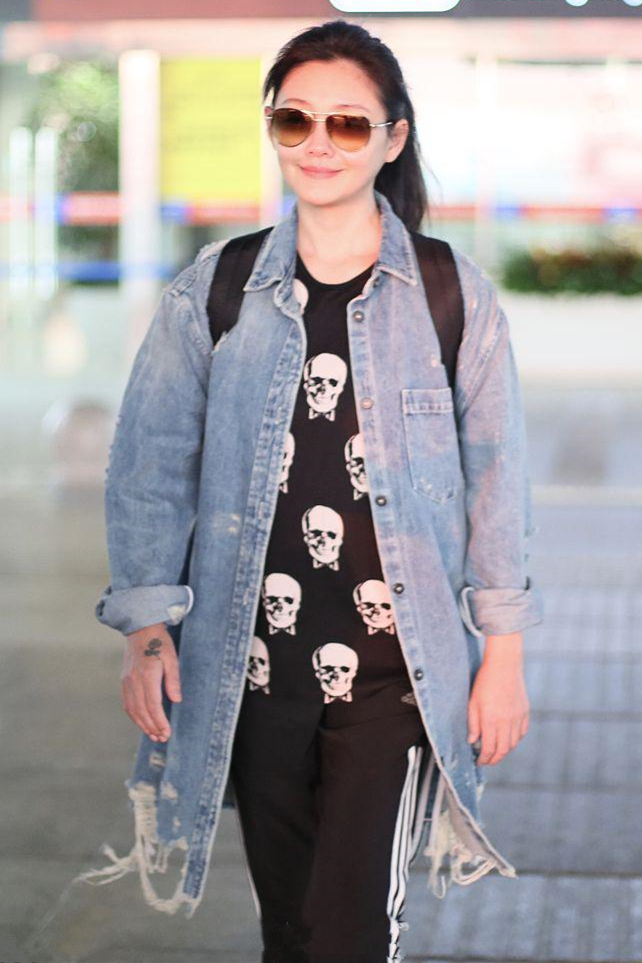 43岁大s不显老牛仔衣搭运动裤朴素皮肤水嫩一头黑发发量惊人