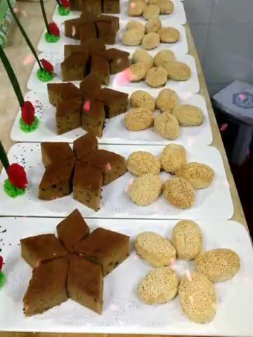 美点映双辉,枣糕寓意早生贵子,烧饼象征幸福美满,祝新人们百年好合,永