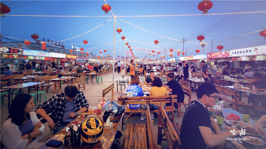 新疆哈密朋友请吃羊肉串,一串羊肉两斤半,你敢吃几串?_夜市