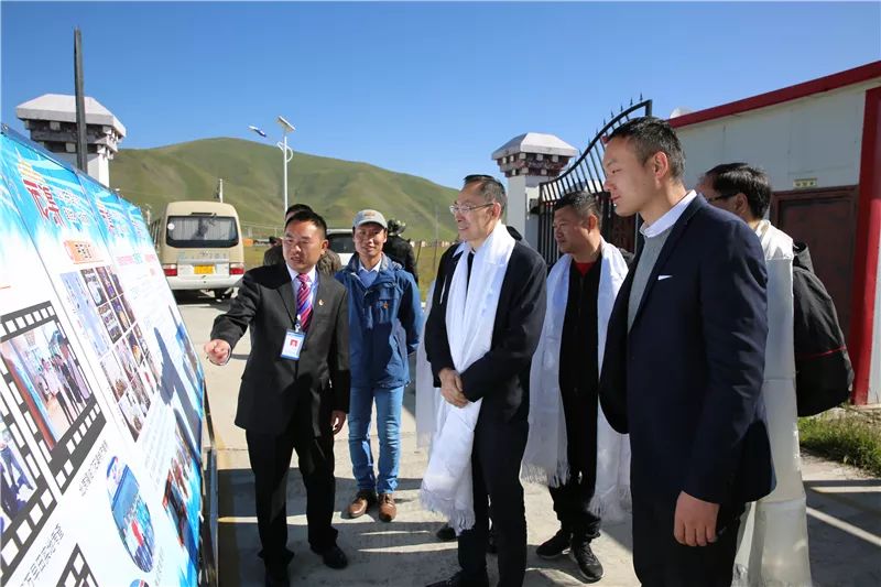 加工厂等集团产业扶贫项目,出席了石渠县德荣玛中心校爱心捐赠仪式,与