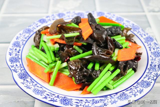 最美不过家常菜,大厨分享蒜苔炒木耳的做法,口感爽脆,百吃不厌