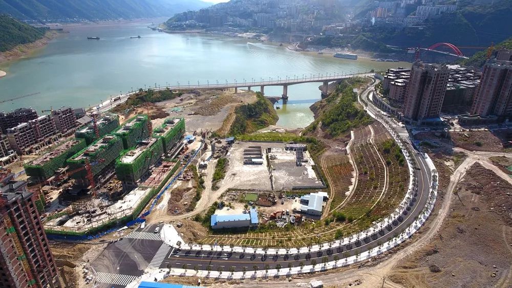 巫山江东新区的道路公园广场最新建设进展