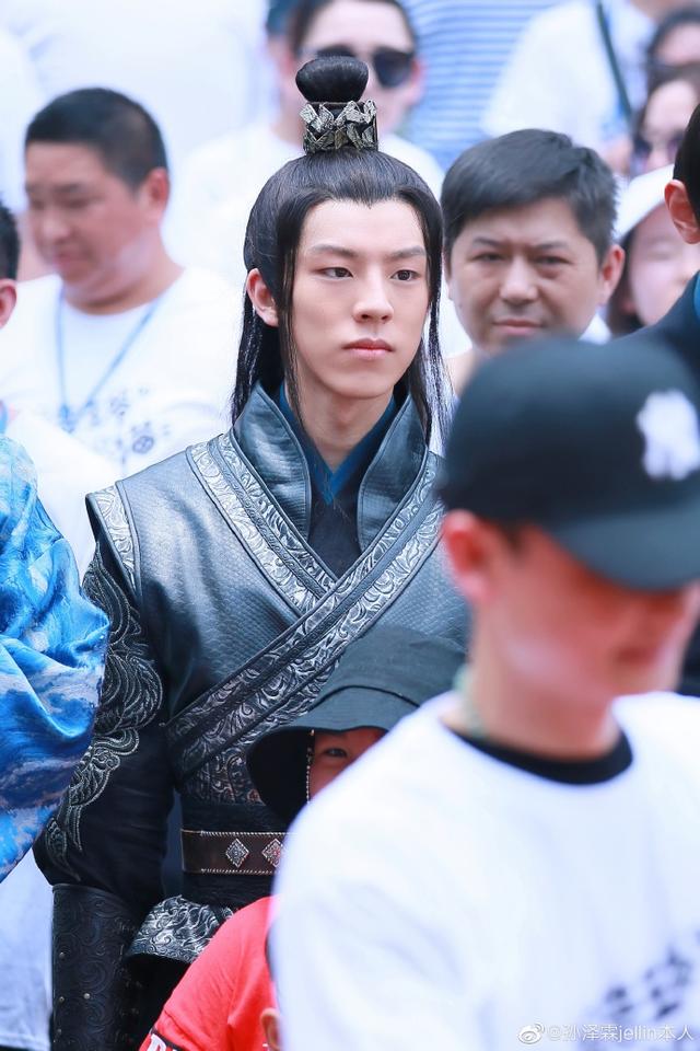 那么帅的他,怎么扮起古装就变成路人脸,少年气都没了_张炯敏