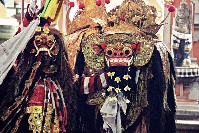 这些古老的"巫"再也找不到延续之路时,我们只能从博物馆与文献资料中