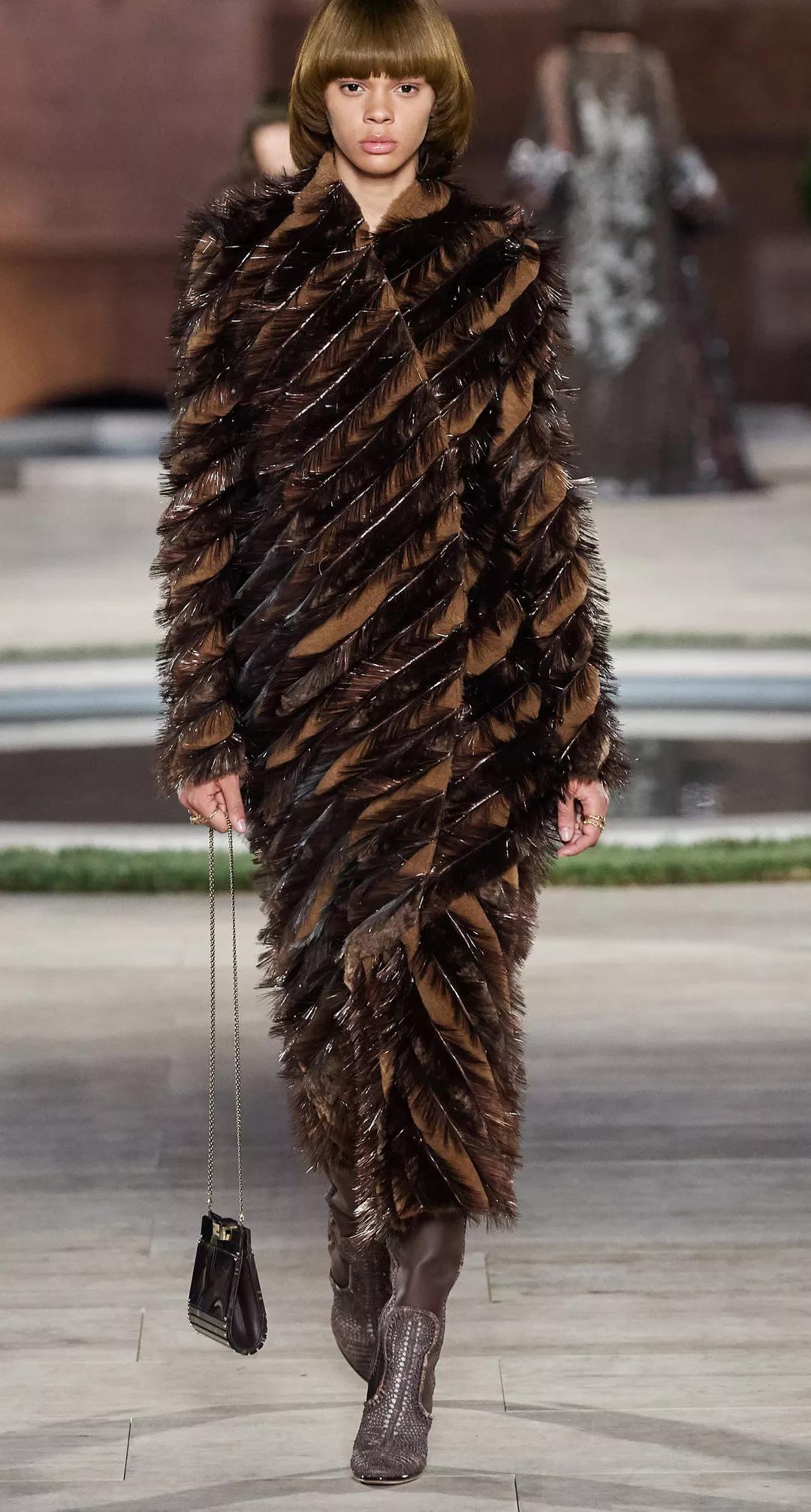 挪不开眼睛的皮草fendi2019秋季高定系列工艺赏析