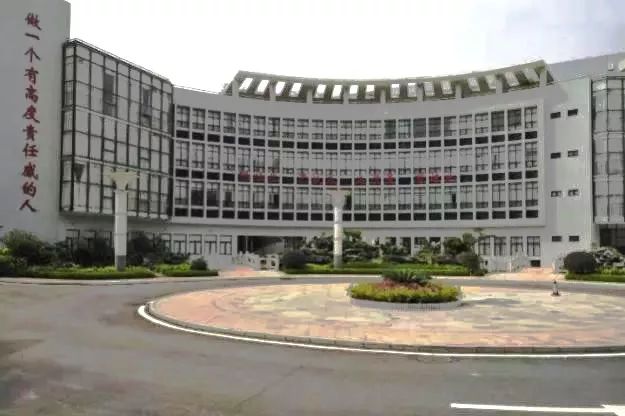 珠海二中的操场(左滑查看下一张)高中部还建有一座综合性艺术大楼.