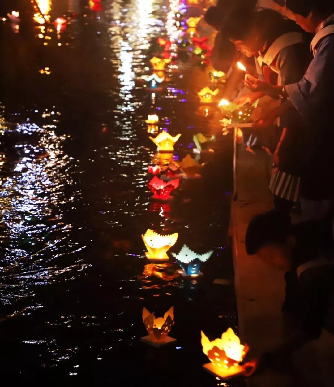 你的朋友圈被丽江古城25000盏河灯刷屏了吗?简直不要太壮观!