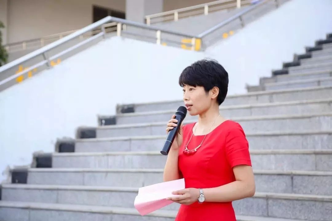 最美奋斗者一枝红梅向阳开阜阳五中周群老师教书育人先进事迹介绍