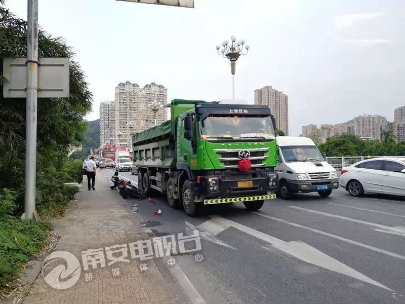 今天,柳城大桥附近接连发生3起交通事故,现场