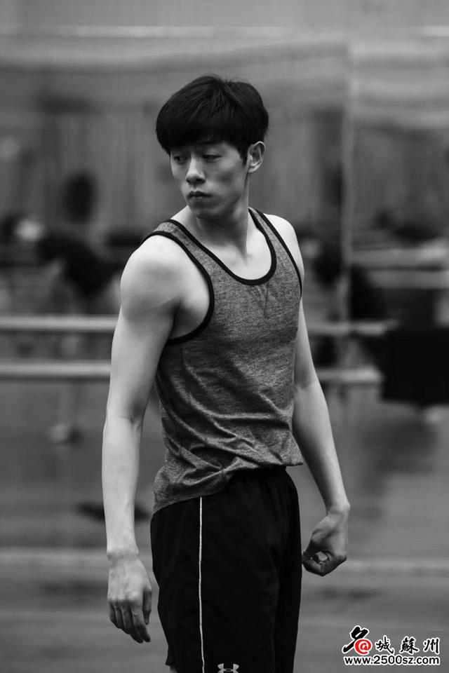 90后芭蕾男演员胡江:苏芭版《天鹅湖》中的王子_舞台