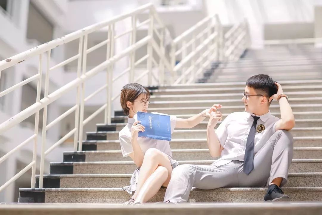 在长大一起长大的学霸情侣你pick吗