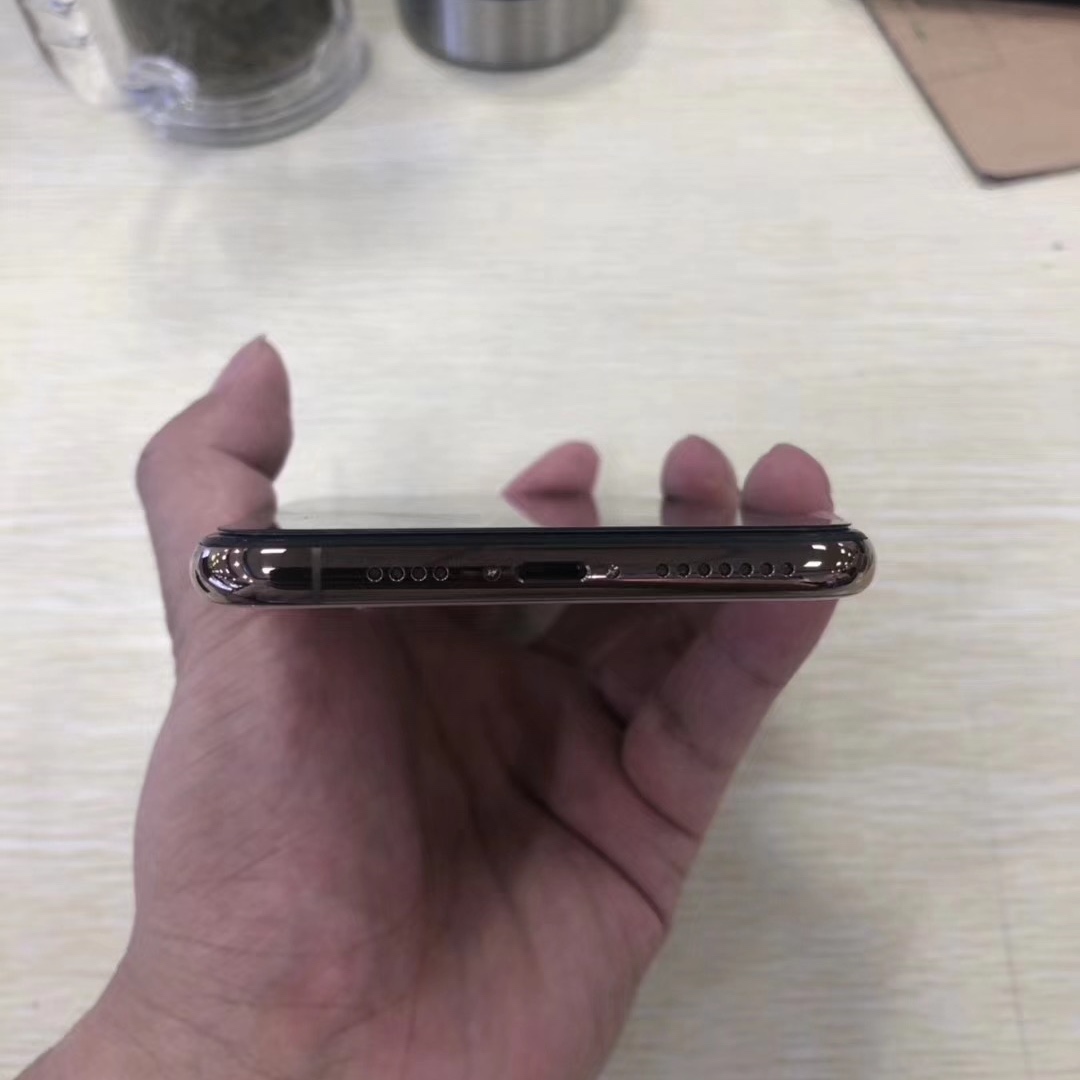 开关机按键这一面也是正常的,跟正常机器一样,看不出任何问题机器侧面