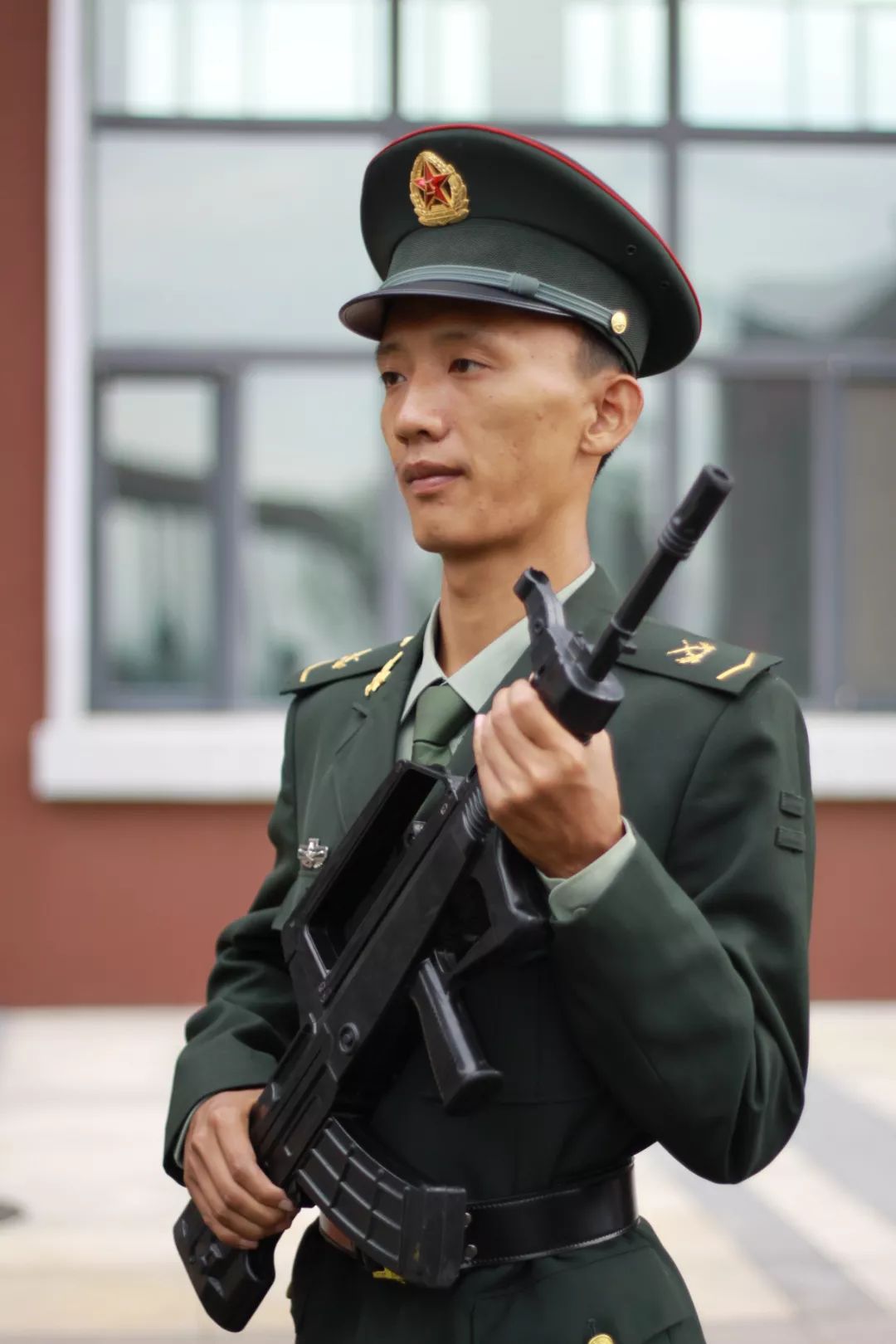 你们因为滨才而荣成功不是偶然到来的,是需要付出辛勤和汗水,磨砺掉