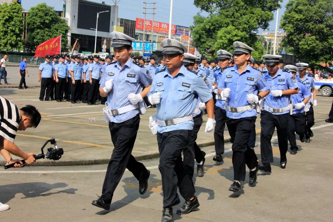 聚焦警察城管齐出动英姿飒爽帅炸天原来是为了这件事