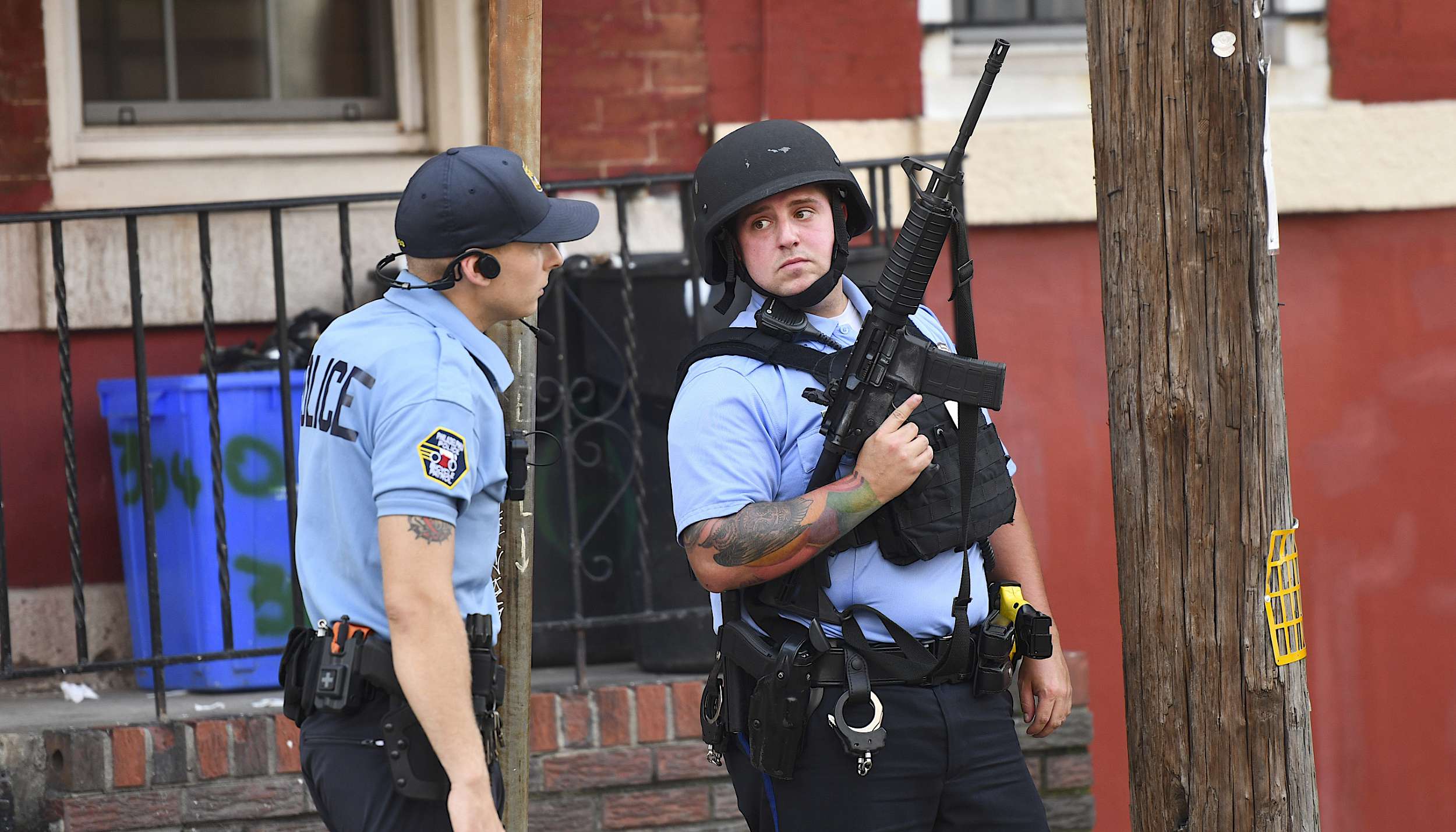 美国费城枪击案六名执勤警员受伤,仍在与至少一名藏匿凶手对峙