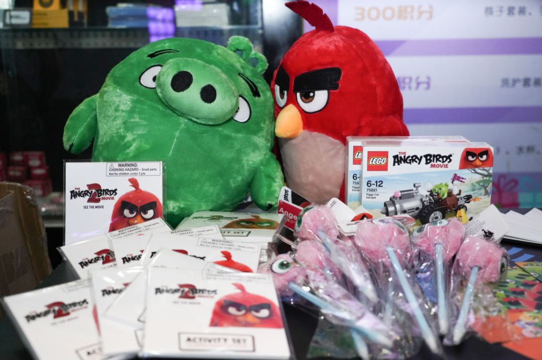 黄色的代表飞镖黄,绿色的代表绿猪,而白色的则是这次的新角色炫舞银!