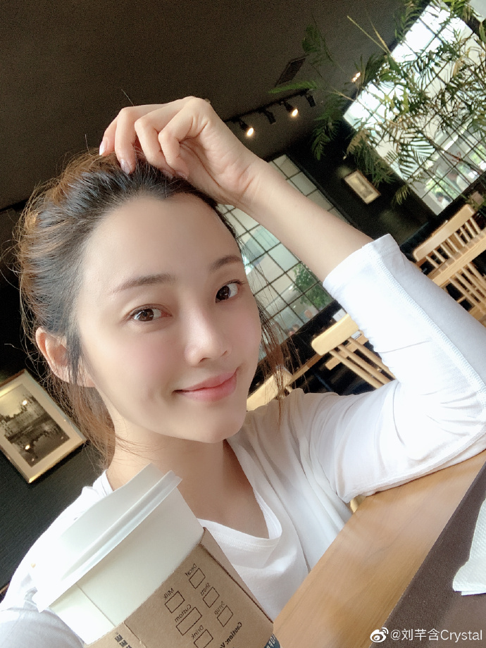 是灵汐的母亲,虽贵为一国之主,但是温婉善良,事实上她扮演者叫刘芊含