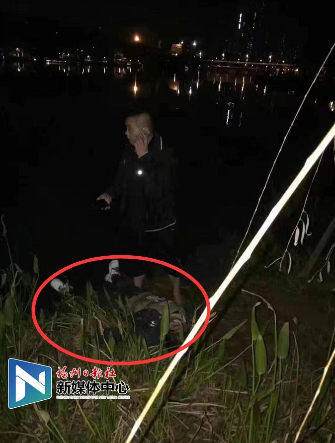 這時他才發現鞋子在救人時脫落了