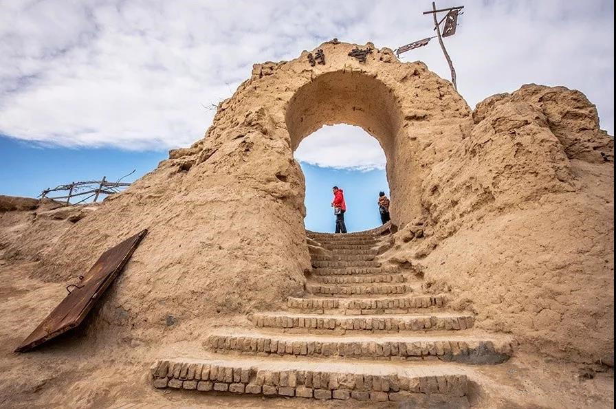 有太多的记忆,现在站在九儿颠轿的的地方,回望十八里铺上的月亮门
