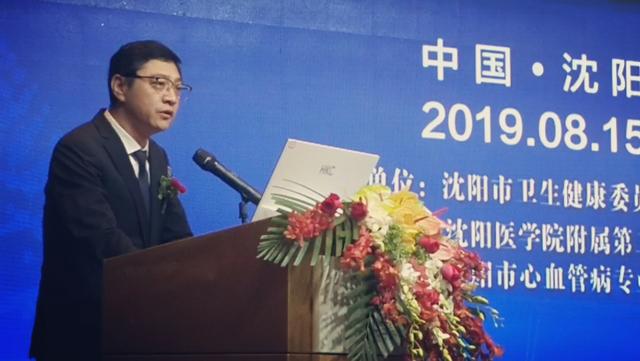 市卫健委副主任曾宪东,沈阳医学院附属第二医院院长陈振军及来自全市