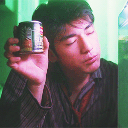 94年《重庆森林》那时的金城武不能单用帅来形容,简直就是美好!