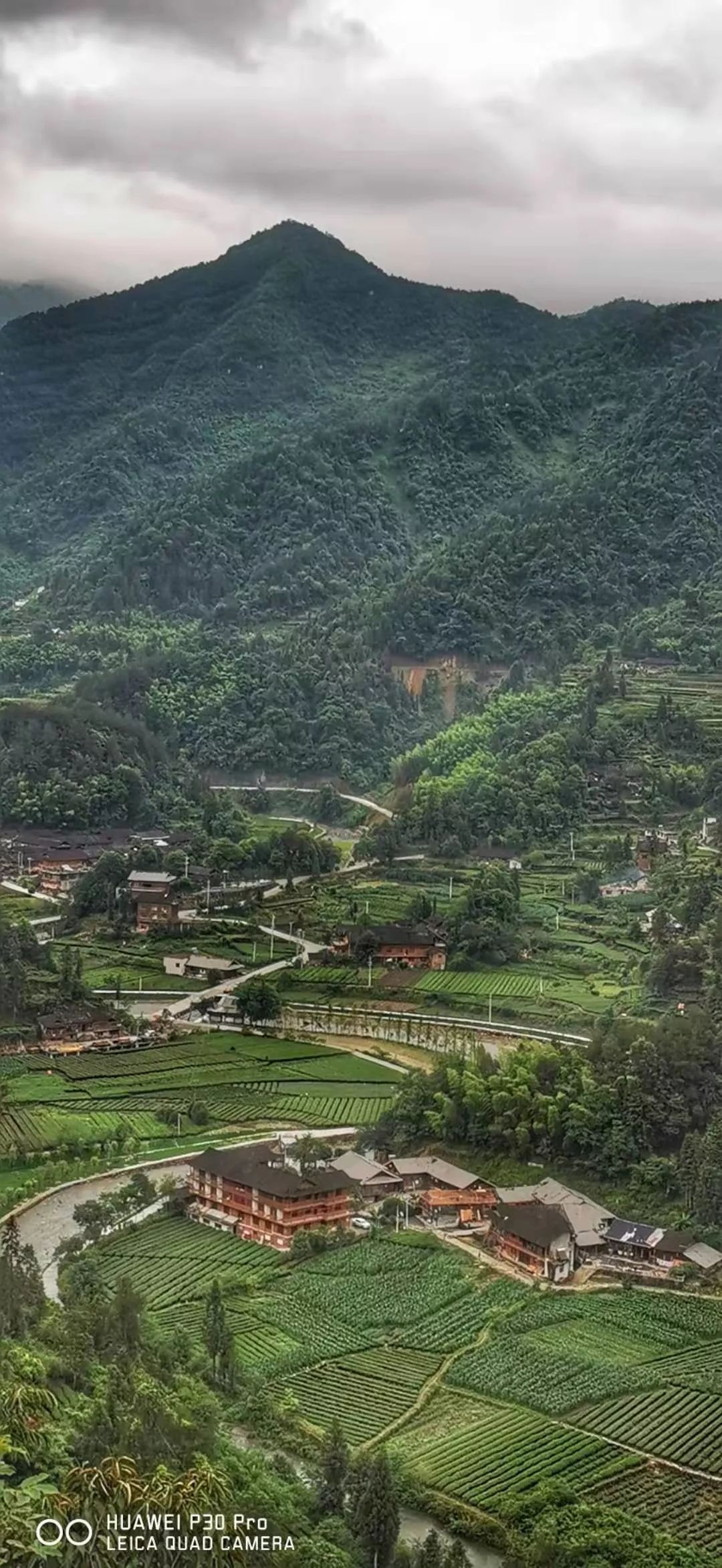 东接恩咸公路,西与白果接壤,南靠麻茶沟村,北与龙洞河村接界