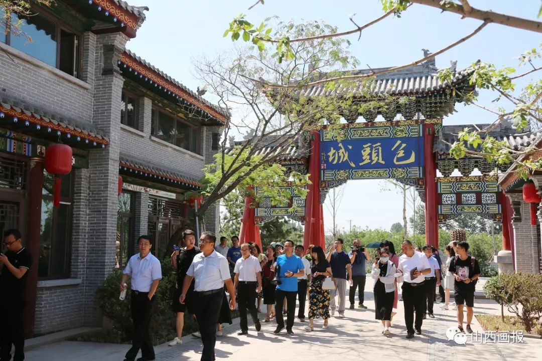 乔家大院正门紧闭,新换的大红灯笼格外耀眼与此同时,祁县县委,县政府