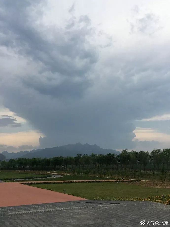 今天中午 房山,门头沟出现了短暂降雨 您瞅瞅(摄影师:丁德新 但这