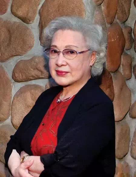 98岁秦怡抗癌成功后近照曝光,"美人在骨不迟暮",网友:优雅