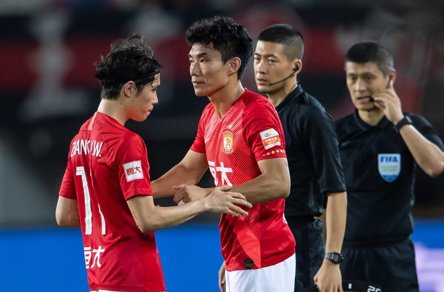 而在此之前,郑智和郜林一直坐在场边.