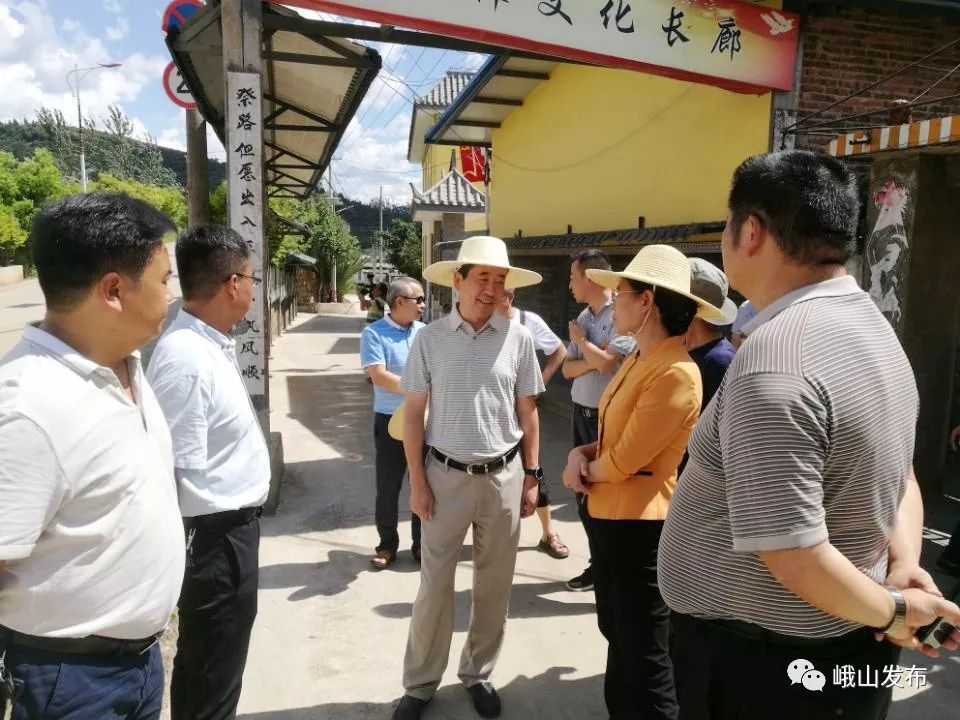 8月13日,玉溪市政府副市长贺彬带领督导组一行到峨山县调研督导城乡人