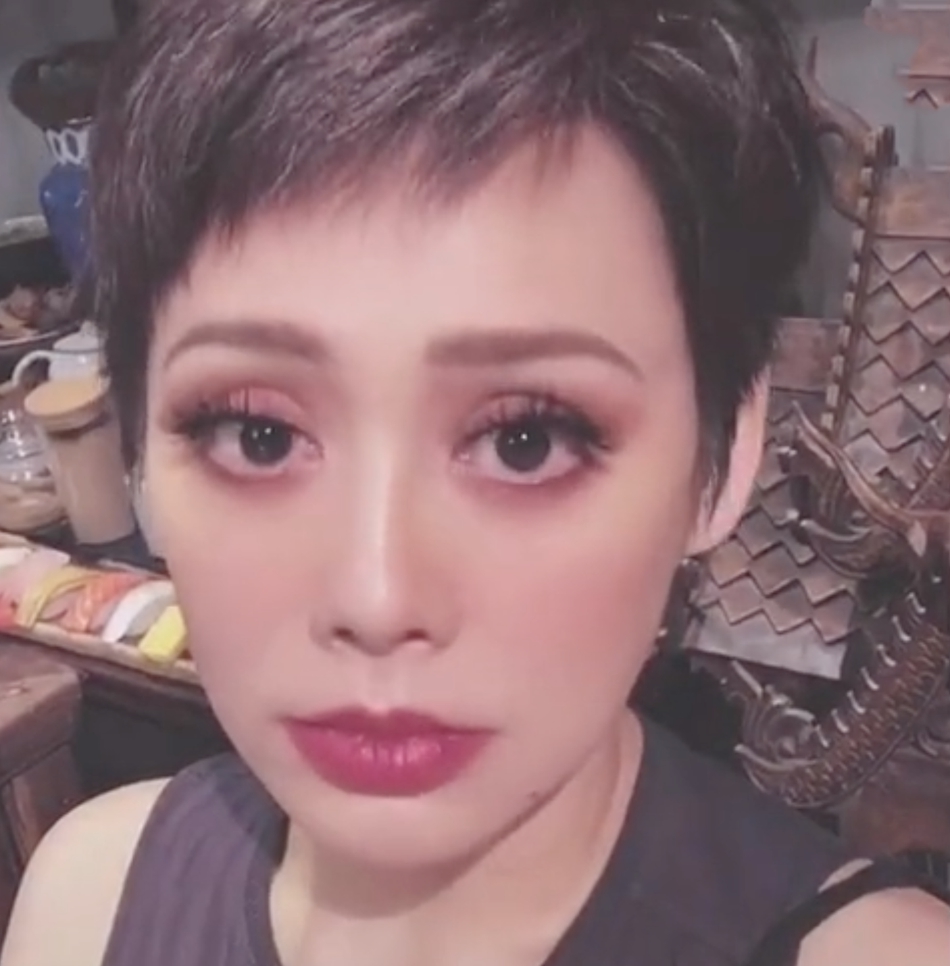 宁静接受最长睫毛挑战 一口气放上6根棉签还能睁眼