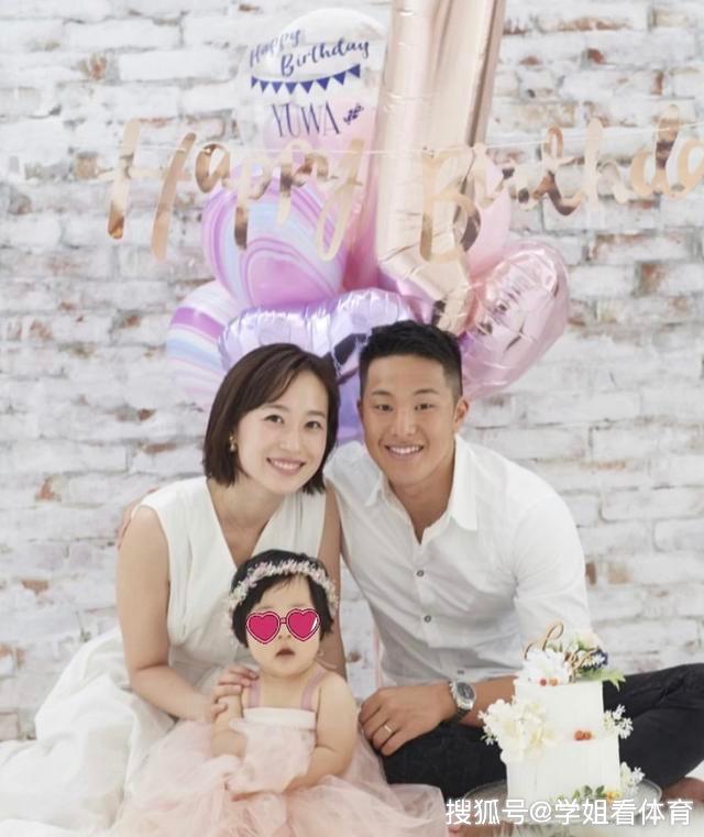 原创日本名将濑户大野带中国妻子游玩男帅女靓很般配女儿胖乎乎