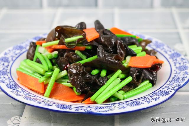 最美不过家常菜,大厨分享蒜苔炒木耳的做法,口感爽脆,百吃不厌