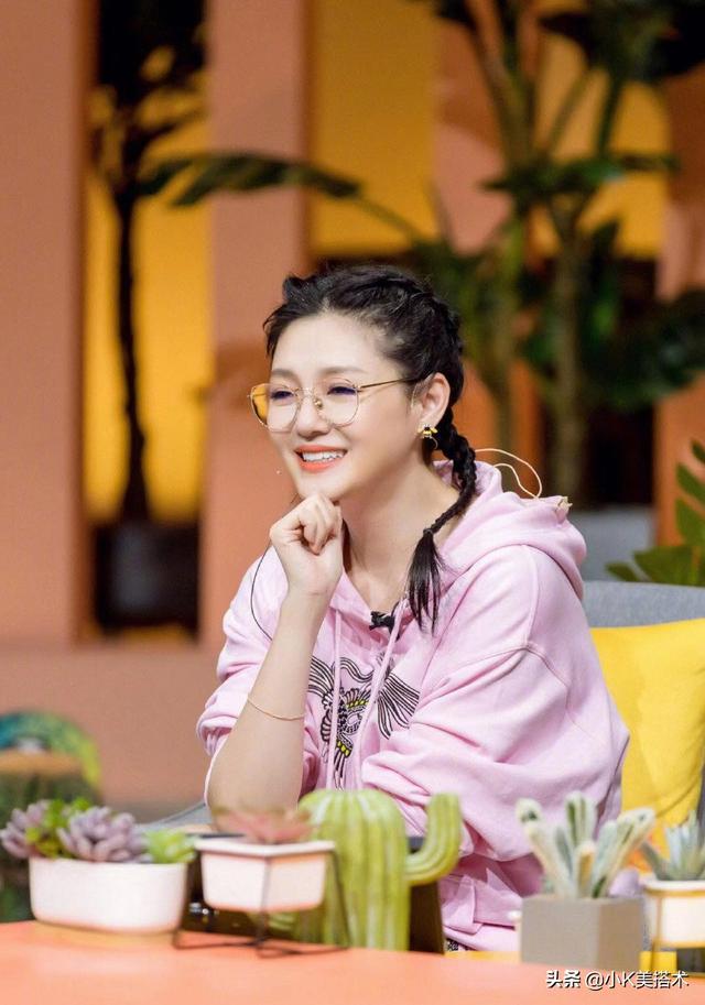 同样还是梳着双麻花辫的发型,在这个造型中,大s还搭配了一副眼镜,也能