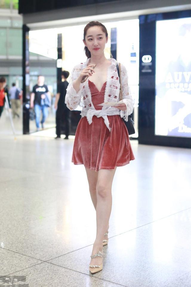 蒋梦婕休闲装现身机场,素颜硬抗高清镜头,对颜值绝对的自信