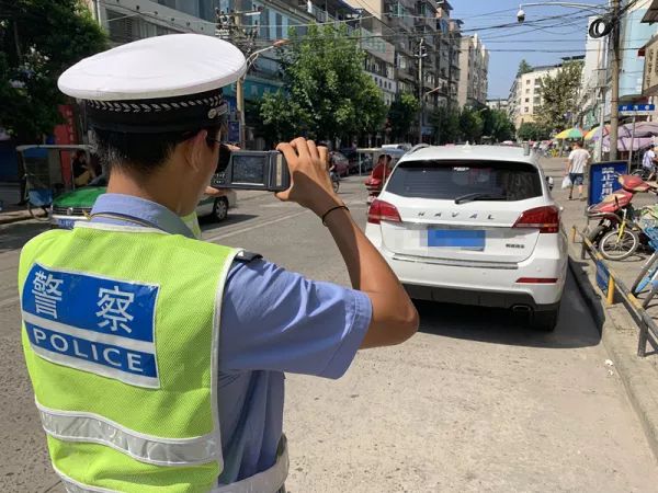 遂宁交警几个小时查处违停车辆150余辆