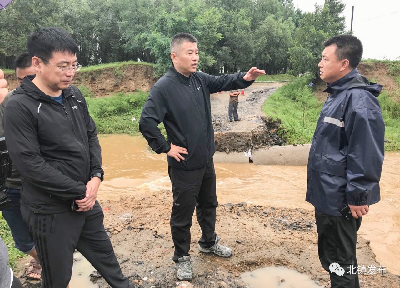 刘鑫第一时间视察雨后灾情