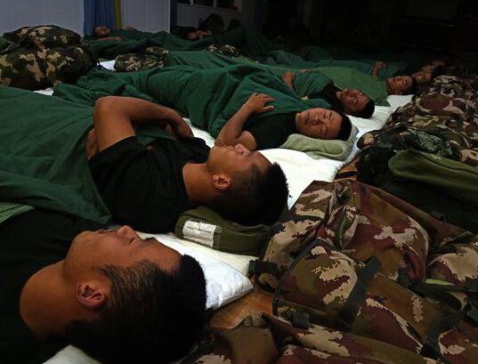 今晚杭州几十名武警战士席地而睡这组不雅照背后的故事把人看哭了