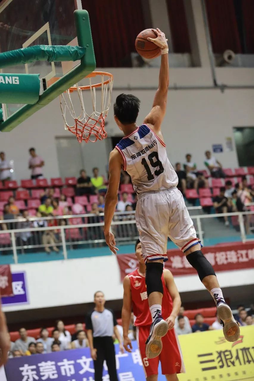 河源文/杨健 图/深圳龙岗篮协比赛开始,河源队率先取得球权,17号刘学2