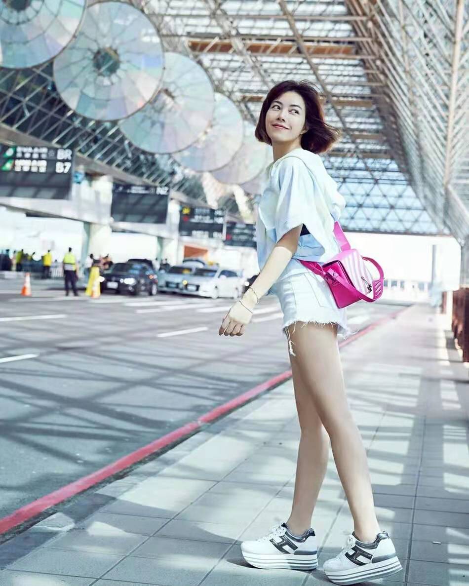 41岁徐怀钰近照依旧少女穿超短裤大秀美腿惹人羡