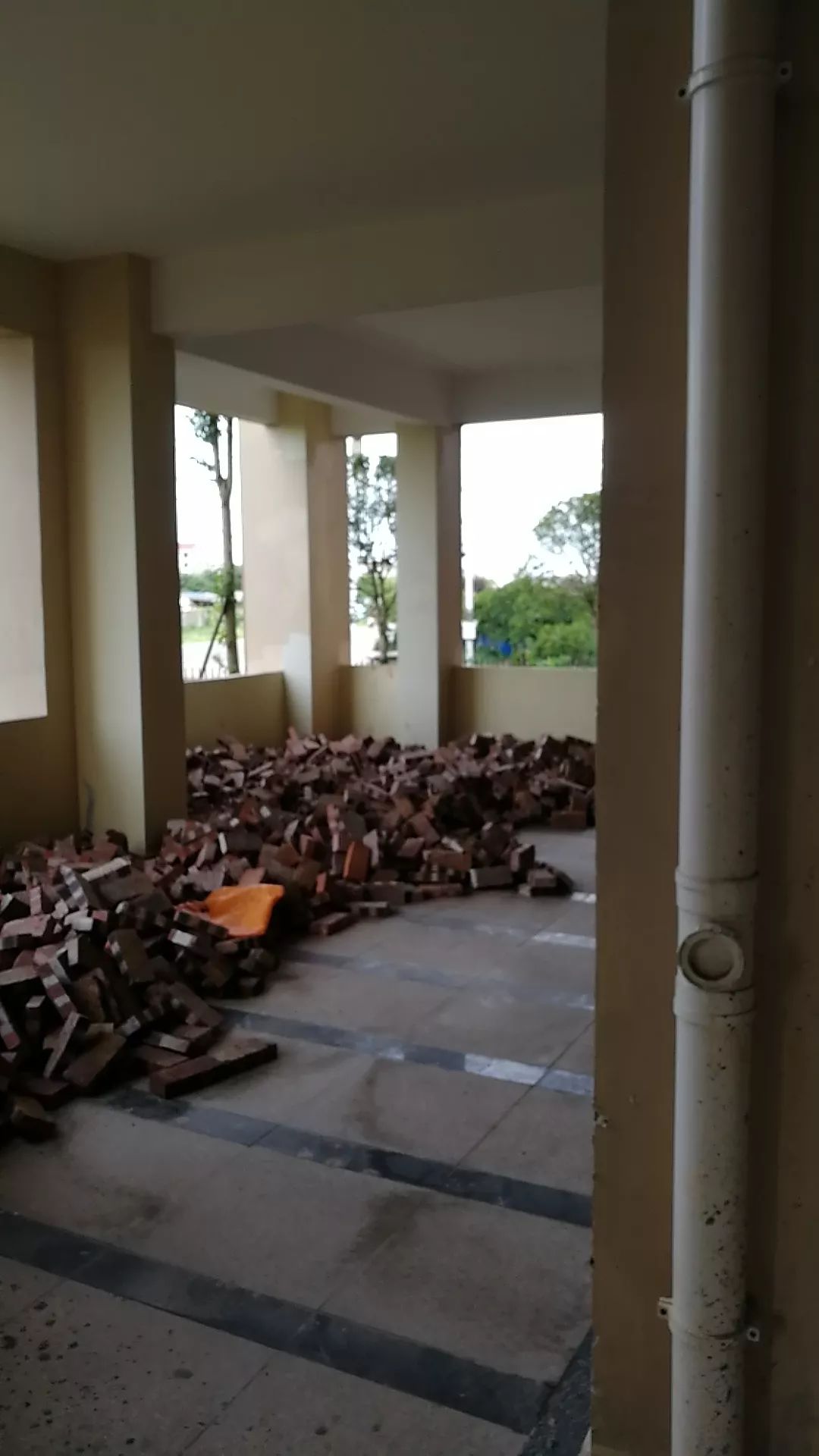 丰城市地中海风情小区的一楼架空层,一直以来,是业主们用来停放车辆的