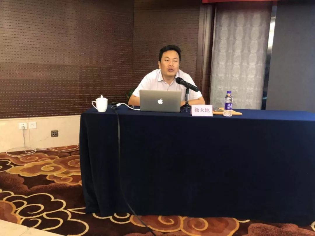 8:30 大咖主讲整整齐齐的桌子上摆着齐刷刷的桌牌,欢迎北大荒青年干部