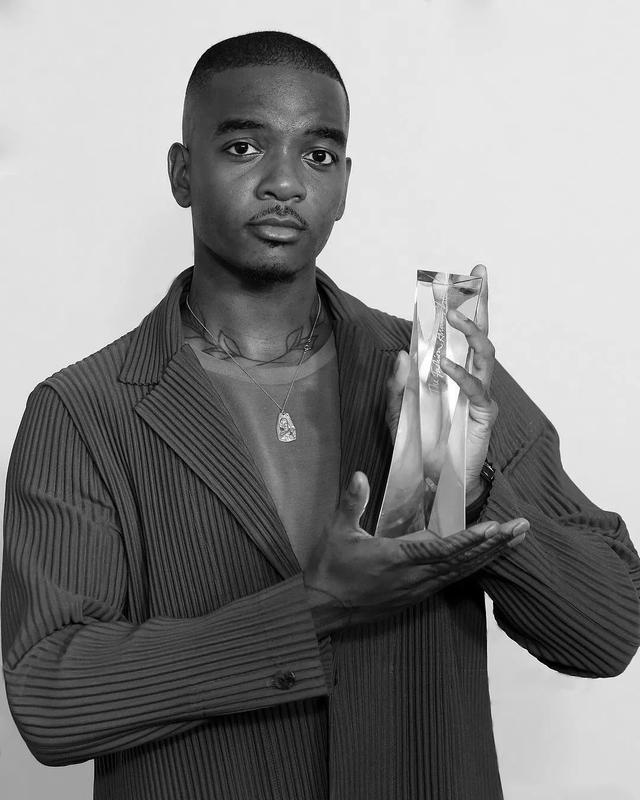 英国年度新锐男装设计师在去年夏天入围 lvmh 大奖决赛之后,samuel