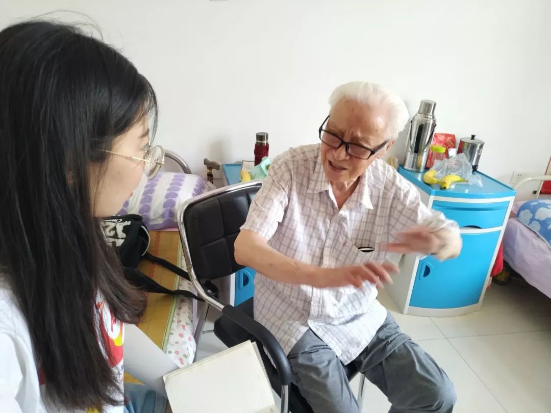 学院的暑期三下乡社会实践团队前往兵团八师的天健养老院采访兵团老人